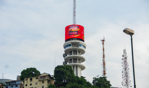 Outdoor de LED cilíndrico gigante no topo de uma torre de TV, Equador