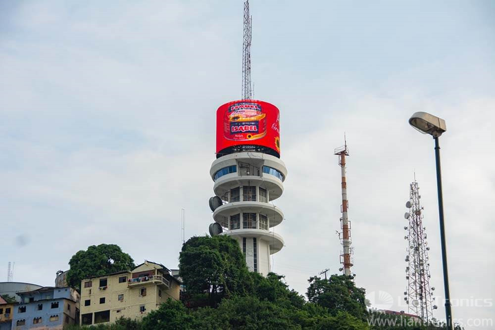 Outdoor de LED cilíndrico gigante no topo de uma torre de TV, Equador